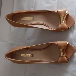 Louise et cie shoes, 6 1/2 M, heel 3inh, tan and gold color.